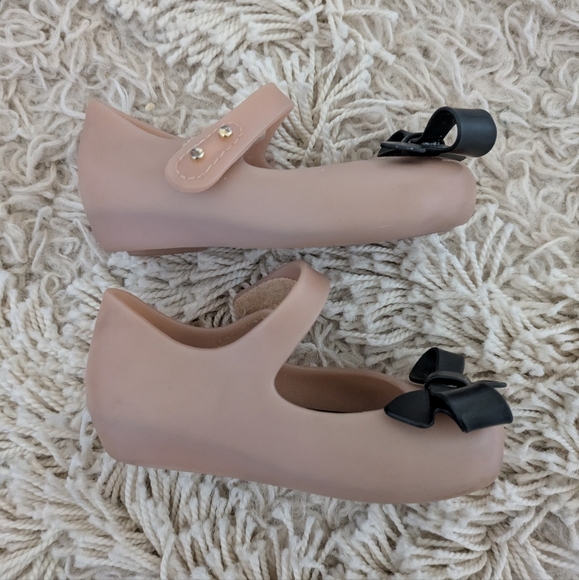 Mini Melissa Toddler Girls Bundle HELLO KITTY Sneakers + Mary Jane's Bow Size 6 - Picture 2 of 8